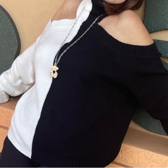 Off the shoulder turtleneck black and white Size Small - Picture 4 of 6